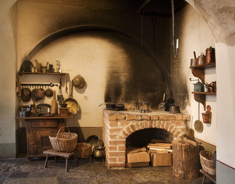 Virtuve ar manteļskursteni. Foto: Vilmārs Katlaps © Mencendorfa nams