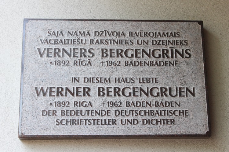 Gedenktafel für Werner Bergengruen am Wohnhaus seiner Familie in der Smilšu iela 12 in der Rigaer Altstadt. Foto: Katrin Wolschke